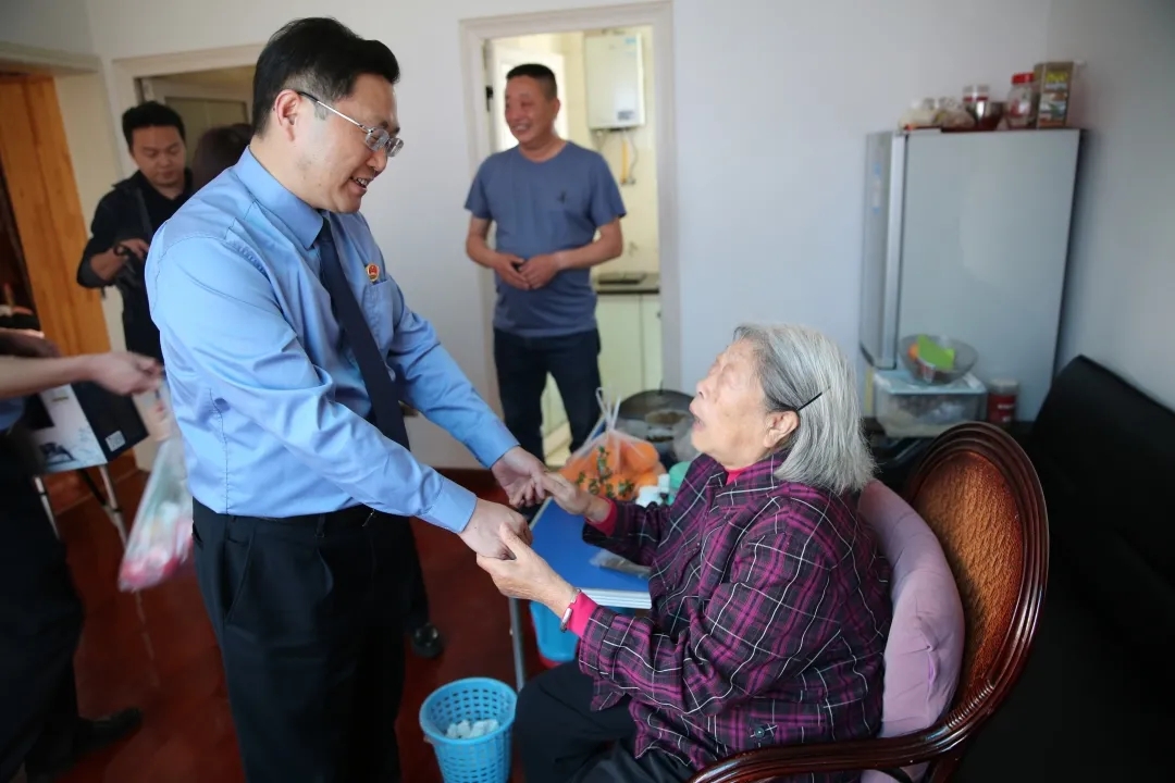 办案组组长代松到陈老太家释法说理.